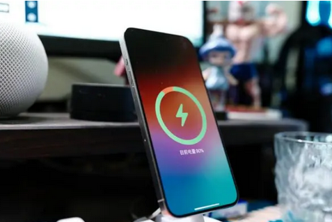 立山苹果15换屏服务分享用什么充电器给iPhone15充电更好 